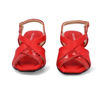 Sandálias vermelhas com tiras cruzadas e fecho de fivela dourada