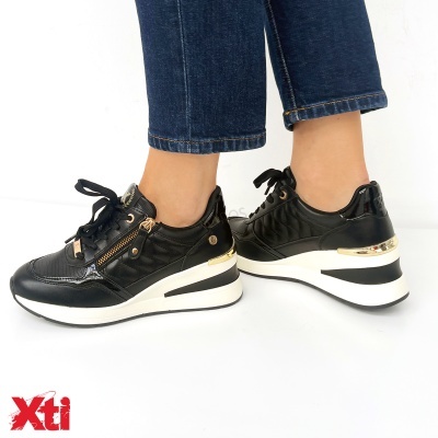 Ténis pretos femininos com detalhes dourados e branco na sola