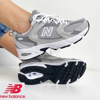 Sapatilhas New Balance cinzento, branco e preto com sola preta