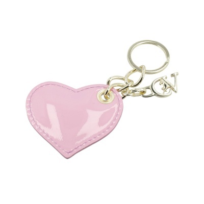 Chaveiro com coração rosa brilhante e argola metálica dourada