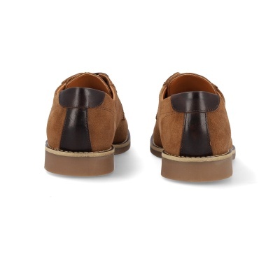 Sapatos castanhos de camurça com detalhe em pele preta no calcanhar vistos de trás