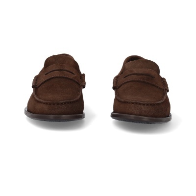 mocassins castanhos em camurça vistos de frente