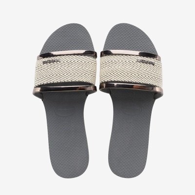 Chinelos cinzentos com tiras bege e brilhantes