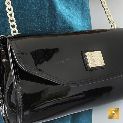 Mala preta de verniz com fecho dourado e alça de corrente dourada