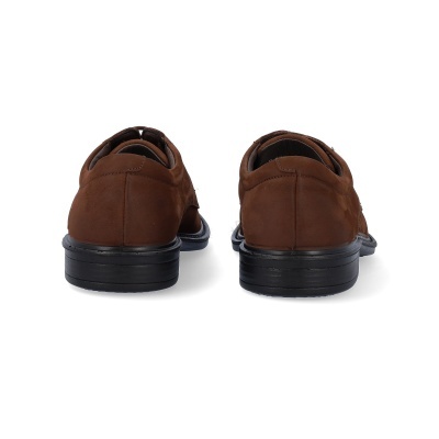 Par de sapatos castanhos em pele vistos de trás com sola preta
