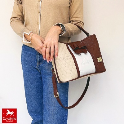 Mala Cavalinho em pele castanha, branca e bege com padrão matelassê e laço castanho