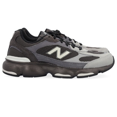 Ténis New Balance cinzentos e pretos com malha e camurça