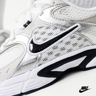 Ténis desportivos branco com logo Nike em preto