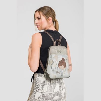 Mochila pequena bege com estampa e texto, alças castanho escuro