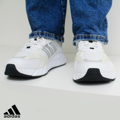 Tênis desportivo branco com detalhes cinza e sola preta