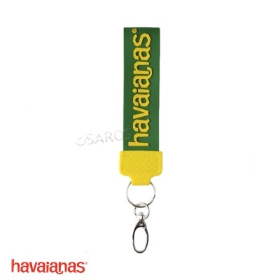 Chaveiro verde e amarelo com texto 'havaianas' e fecho metálico