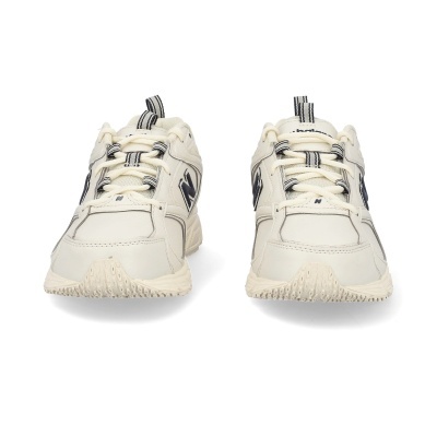 Par de ténis desportivos brancos com cadarços e detalhes em preto da New Balance