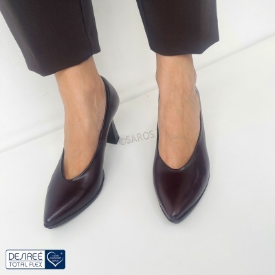 Sapatos de salto alto pretos em couro com bico fino