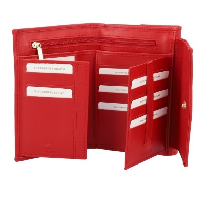 Carteira vermelha de couro aberta com divisórias para cartões e etiquetas brancas.