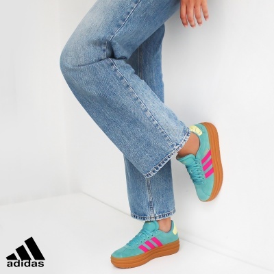 Ténis Adidas azul turquesa com riscas rosa e sola castanha