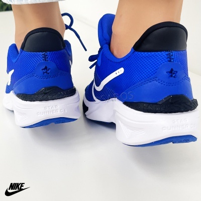 Ténis desportivos azuis e pretos com sola branca e texto STAR RUNNER 2.