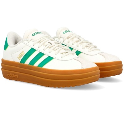Ténis Adidas brancos com riscas verdes e sola castanha