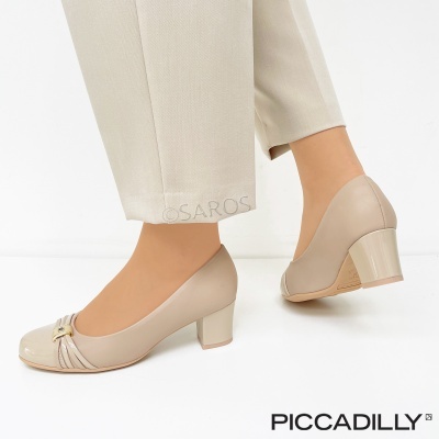 Sapatos de salto médio nude com detalhe dourado na frente