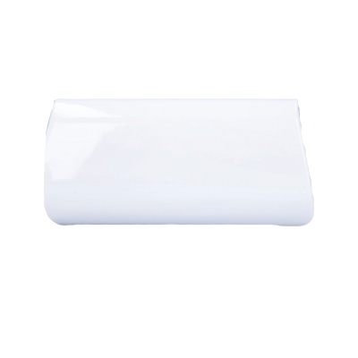 Rolo de plástico transparente brilhante sobre fundo branco