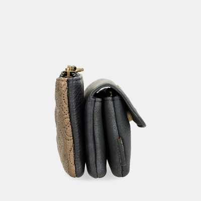 Carteira com três compartimentos em couro bege e preto vista de lado