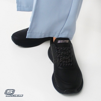Tênis desportivo Skechers preto com sola preta e detalhes em tecido