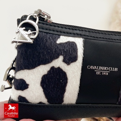 Carteira Cavalinho Club com padrão preto e branco e detalhes em couro preto