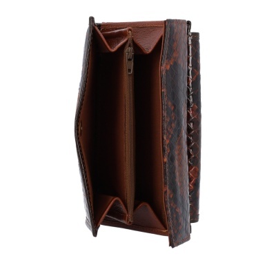 Carteira castanha texturizada aberta a mostrar compartimentos e fecho