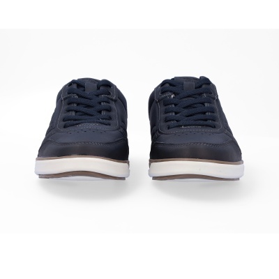 Par de sapatilhas desportivas azul escuro com atacadores e sola branca