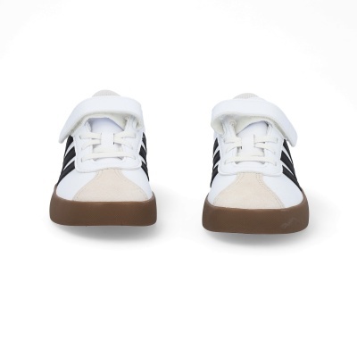 Par de sapatilhas infantis brancas com fecho de velcro e atacadores