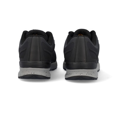 Sapatilhas pretas com sola cinza vista de trás