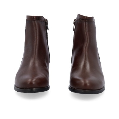 Botins de senhora em pele castanha com fecho na lateral