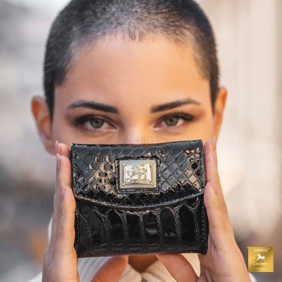 Carteira preta em pele com textura tipo crocodilo e placa metálica
