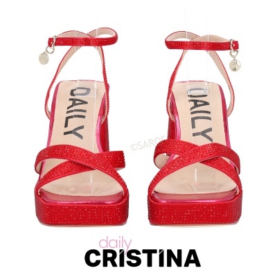 Sandálias plataforma vermelhas com tiras finas e texto DAILY na palmilha