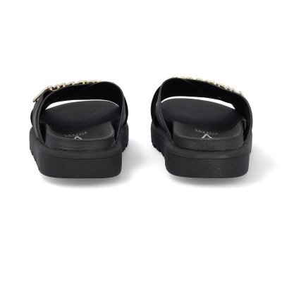 Sandálias pretas com tachas douradas e sola plataforma