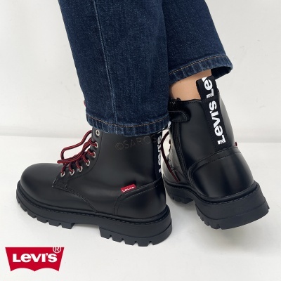 Botas pretas Levi's com atacadores vermelhos e tiras traseiras com logo Levi's