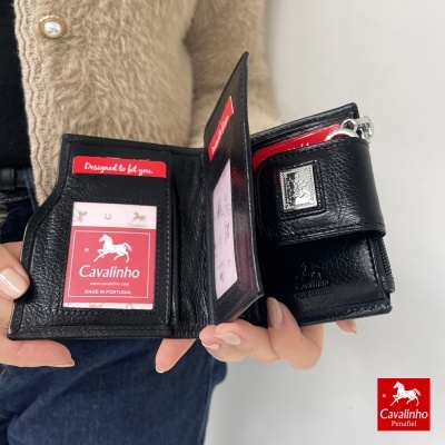 Carteira preta em pele da Cavalinho aberta com cartão da marca visível
