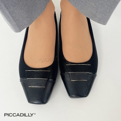 Sapatos rasos femininos pretos com detalhe dourado e padrão texturado