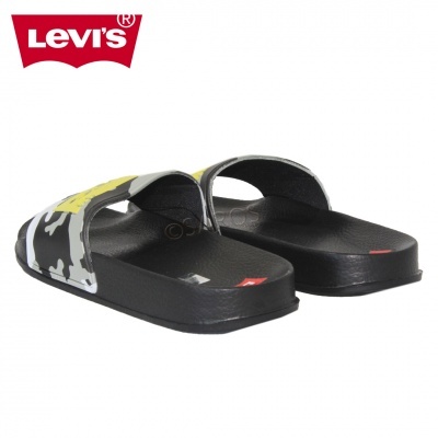 Chinelos Levi's pretos com padrão camuflado cinza e amarelo na tira