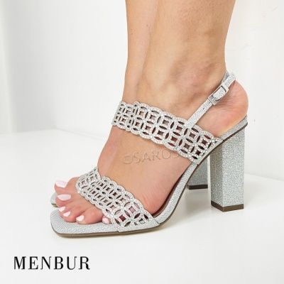 Sandálias prateadas de salto alto com tiras decoradas