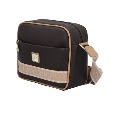 Mala tiracolo quadrada castanha com detalhes em bege e placa dourada.