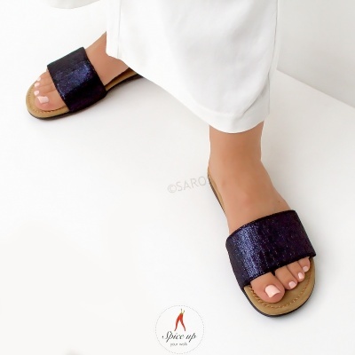 Sandálias chinelo com tiras largas azul escuro em tecido brilhante e sola castanha