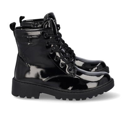 Botas pretas de verniz com atacadores e sola grossa preta