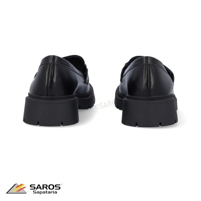 Sapatos pretos de couro com sola grossa vistos de trás