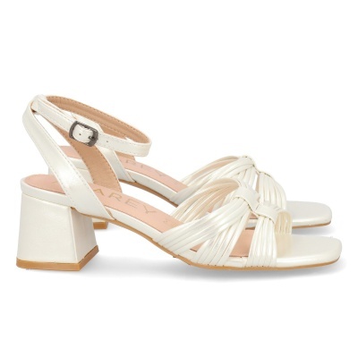 Sandálias de salto médio branco com tiras entrelaçadas e fivela no tornozelo