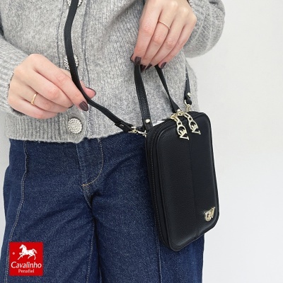 Mala pequena preta de cabedal com alça e fecho dourado