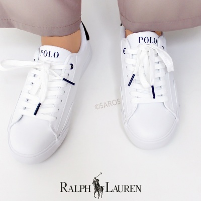 Ténis brancos POLO Ralph Lauren com detalhes azuis e atacadores brancos