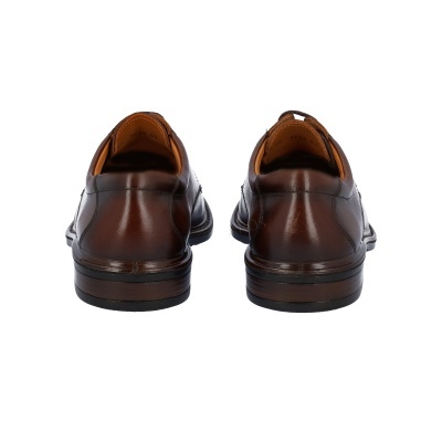 Par de sapatos de couro castanho visto da parte traseira