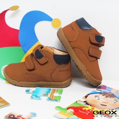 Sapatos infantis Geox castanhos com velcro e sola castanha