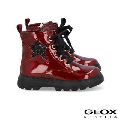 Botas vermelhas de verniz com estrela preta brilhante e atacadores pretos