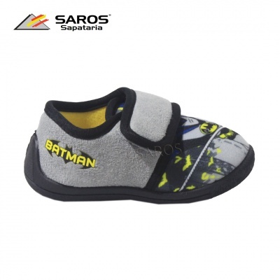 Chinelo infantil cinzento e preto com estampa Batman e fecho de velcro